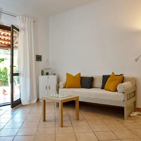 Villa Inviting In With Furnished Garden And Terrace